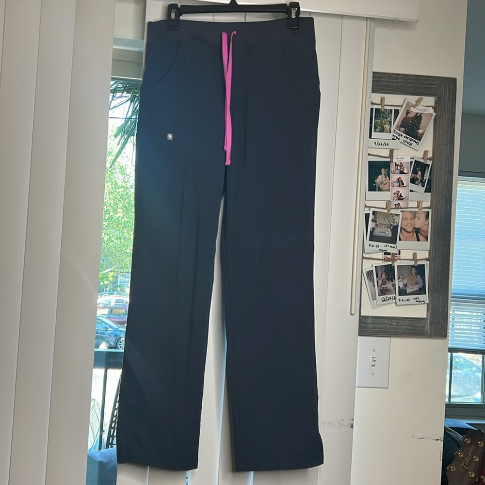 Figs women’s scrub pants navy blue with yoga band size small
